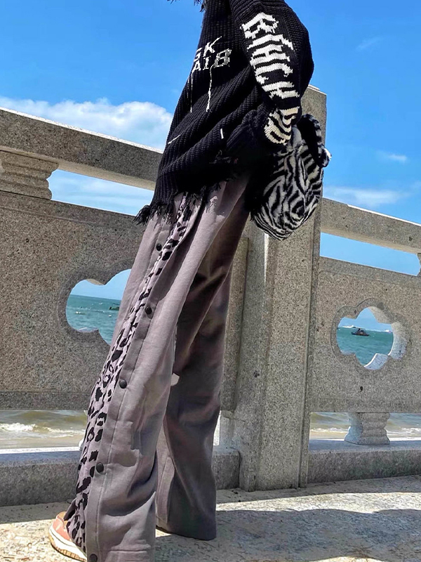 Hochgeschlossener Herrenpullover mit Buchstaben-Jacquard-Quastendesign-2