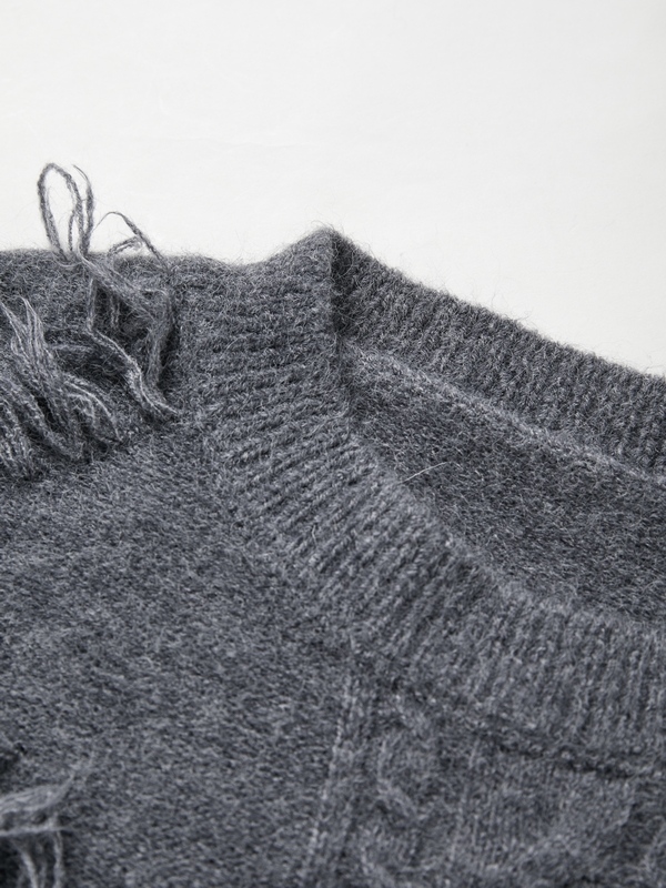 Einfarbiger Pullover mit Zopfmuster und Quasten-5