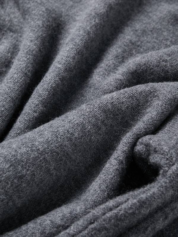 Einfarbiger Pullover mit Zopfmuster und Quasten-7